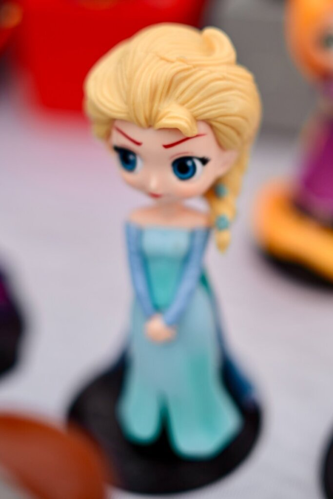 A small figurine of elsa from frozen.